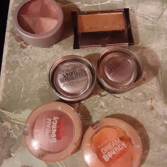 Makeup - Picture 1 of 1